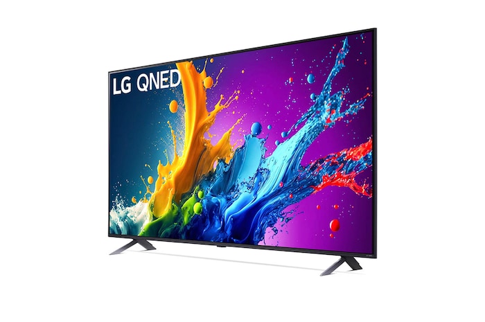 LG QNED80 AI 4K Smart Fernseher aus einer stärker angewinkelten vorderen rechten Perspektive, zeigt Bildschirm und Standfuß.