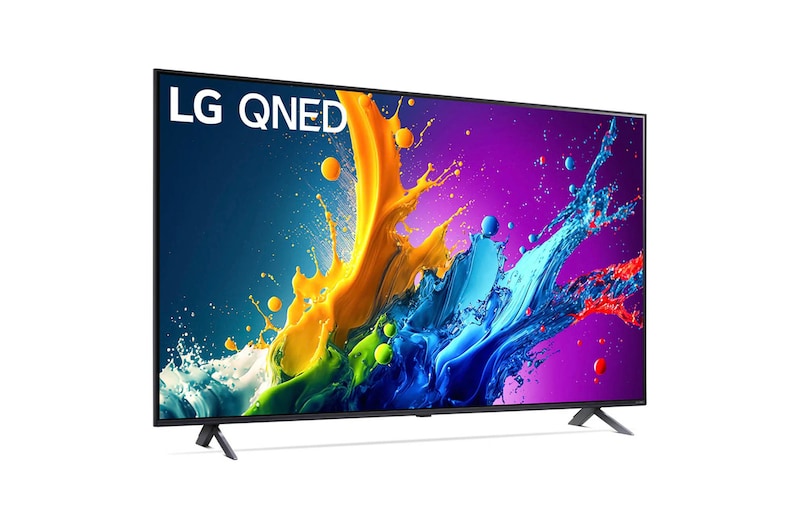 LG QNED80 AI 4K Smart Fernseher aus einer leichten vorderen linken Perspektive, zeigt Bildschirm und Standfuß.