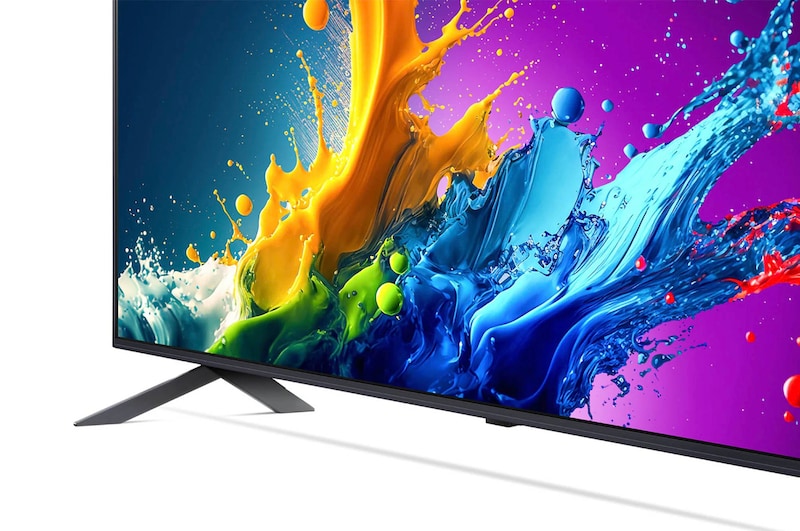 Nahaufnahme des linken Standfußes und des unteren Eckdesigns des LG QNED80 AI 4K Smart Fernsehers.