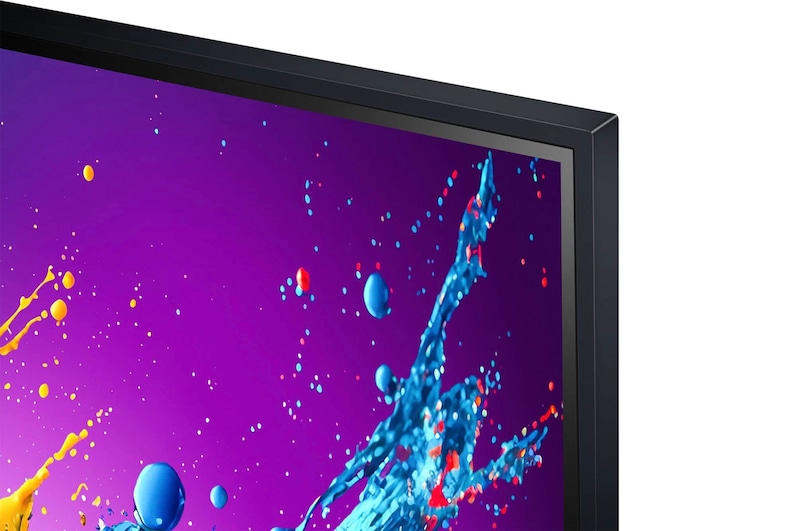 LG QNED80 AI 4K Smart Fernseher aus einer stärker angewinkelten vorderen linken Perspektive, zeigt Bildschirm und Standfuß.