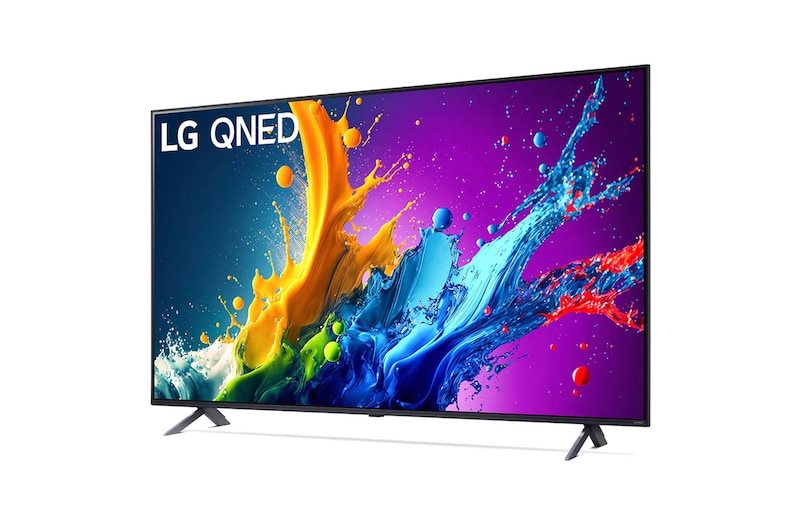 LG QNED80 AI 4K Smart Fernseher aus einer leichten vorderen rechten Perspektive, zeigt Bildschirm und Standfuß.