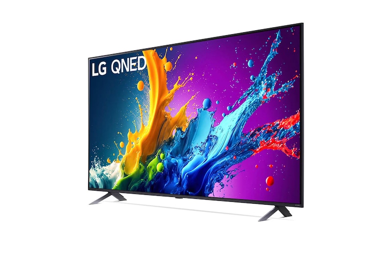LG QNED80 AI 4K Smart Fernseher aus einer stärker angewinkelten vorderen rechten Perspektive, zeigt Bildschirm und Standfuß.