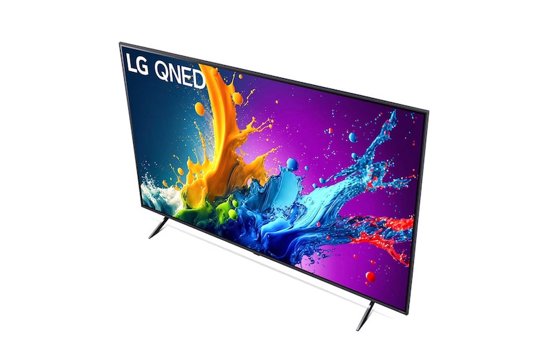 Ansicht des LG QNED80 AI 4K Smart Fernsehers aus hoher Perspektive, von oben auf Bildschirm und Doppel-Standfuß blickend.