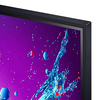 LG QNED80 AI 4K Smart Fernseher aus einer stärker angewinkelten vorderen linken Perspektive, zeigt Bildschirm und Standfuß.