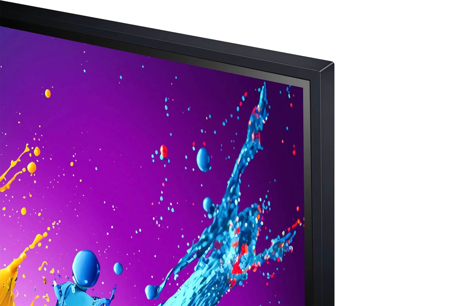 LG QNED80 AI 4K Smart Fernseher aus einer stärker angewinkelten vorderen linken Perspektive, zeigt Bildschirm und Standfuß.