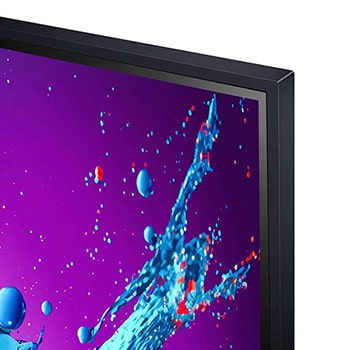 LG QNED80 AI 4K Smart Fernseher aus einer stärker angewinkelten vorderen linken Perspektive, zeigt Bildschirm und Standfuß.