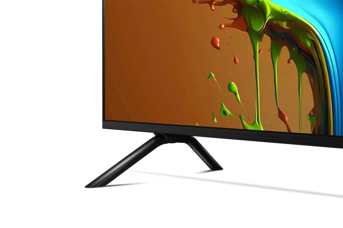 Nahaufnahme des zentralen Standfußes und des unteren Rahmendesigns des LG QNED MiniLED AI QNED89 4K Smart Fernsehers.
