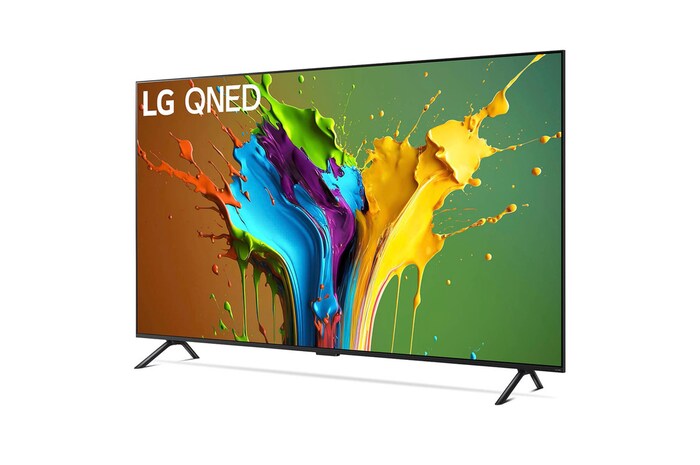 LG QNED MiniLED AI QNED89 4K Smart Fernseher aus einer leichten vorderen rechten Perspektive, zeigt Bildschirm und zentralen Standfuß.