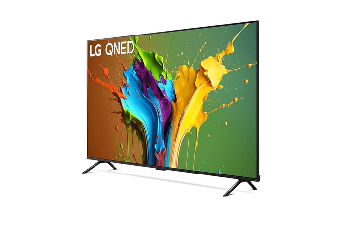 LG QNED MiniLED AI QNED89 4K Smart Fernseher aus einer stärker angewinkelten vorderen rechten Perspektive, zeigt Bildschirm und zentralen Standfuß.