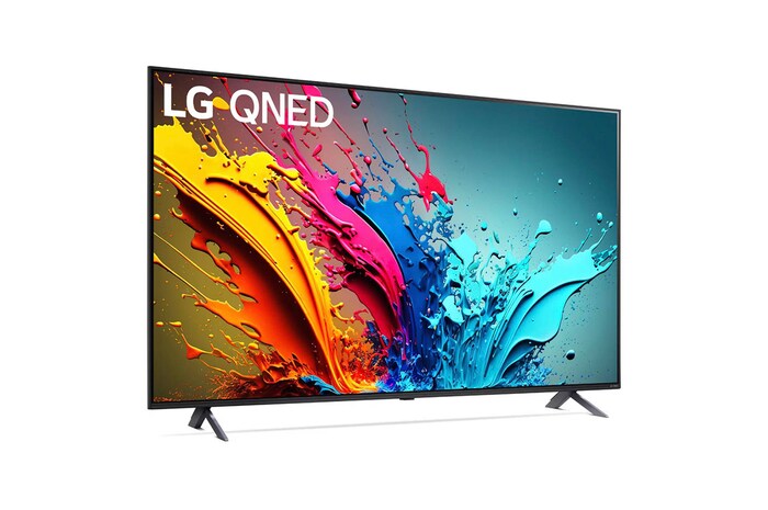 LG QNED MiniLED AI QNED85 4K Smart Fernseher aus einer vorderen linken Perspektive, zeigt Bildschirm und zentralen Standfuß.