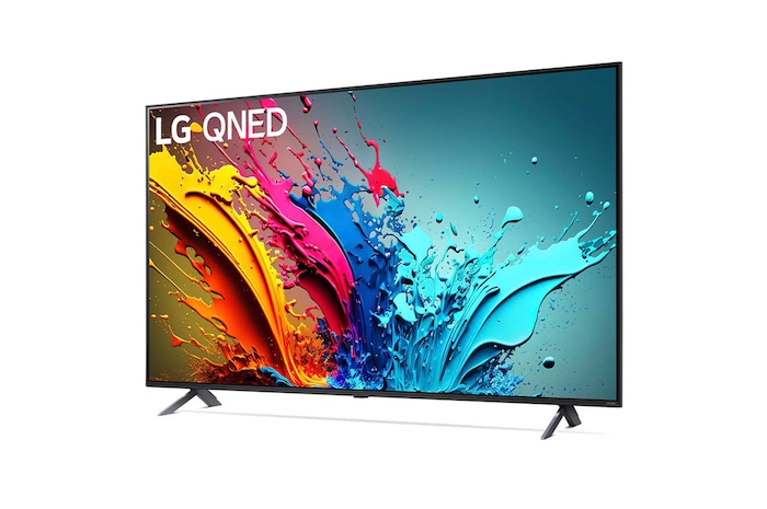 LG QNED MiniLED AI QNED85 4K Smart Fernseher aus einer leichten vorderen rechten Perspektive, zeigt Bildschirm und zentralen Standfuß.