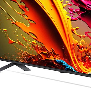 Nahaufnahme des zentralen Standfußes und des unteren Rahmendesigns des LG QNED MiniLED AI QNED85 4K Smart Fernsehers.
