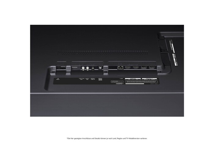 Nahaufnahme des optischen digitalen Audioausgangs und des LAN-Anschlusses auf der Rückseite des LG QNED99 AI 8K Smart Fernsehers.