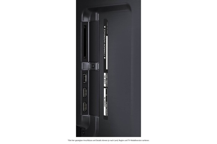 Detaillierte Nahaufnahme der seitlichen Anschlüsse des LG QNED99 AI 8K Smart Fernsehers, zeigt HDMI (eARC), USB und Antenneneingänge.