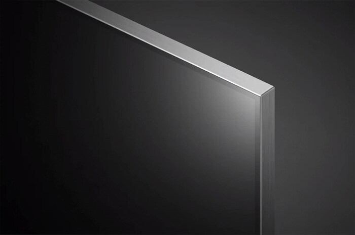 Nahaufnahme des schmalen Rahmens und des Designs der oberen rechten Ecke des LG QNED99 AI 8K Smart Fernsehers.