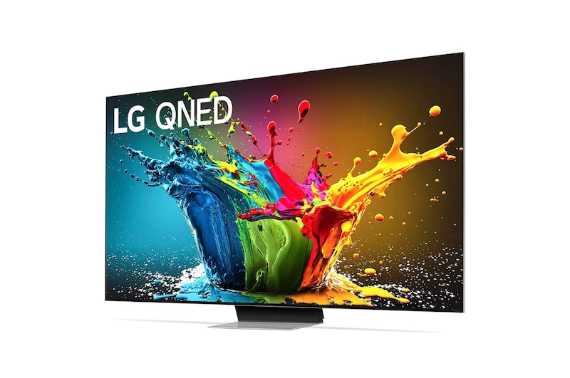 LG QNED99 AI 8K Smart Fernseher aus einer vorderen rechten Perspektive betrachtet, zeigt lebendige Farben auf dem Bildschirm und den Standfuß.