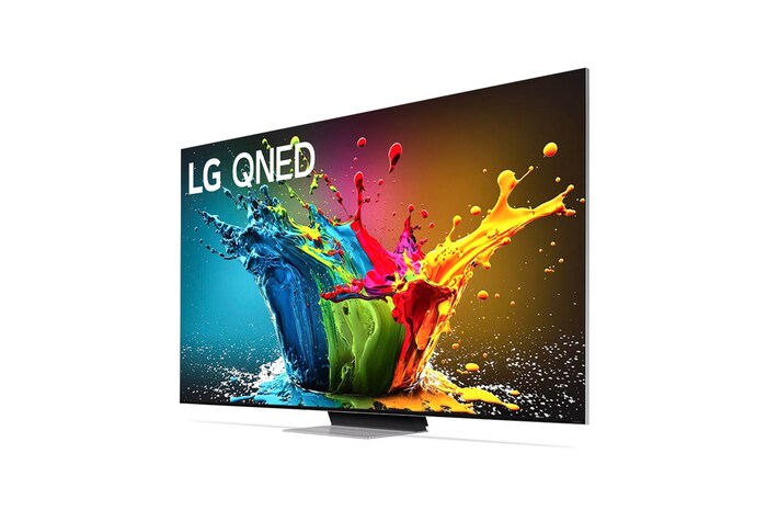 LG QNED99 AI 8K Smart Fernseher aus einer stärker angewinkelten vorderen rechten Perspektive betrachtet, hebt das Seitenprofil und das Standfußdesign hervor.