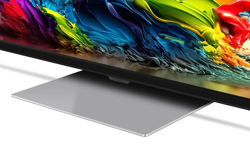 Nahaufnahme des zentralen Standfußes und des unteren Rahmendesigns des LG QNED MiniLED AI QNED91 4K Smart Fernsehers.