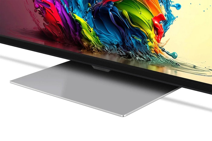 Nahaufnahme des zentralen Standfußes und des unteren Rahmendesigns des LG QNED MiniLED AI QNED91 4K Smart Fernsehers.