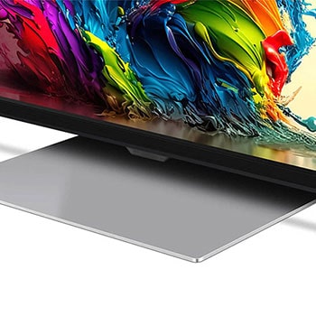 Nahaufnahme des zentralen Standfußes und des unteren Rahmendesigns des LG QNED MiniLED AI QNED91 4K Smart Fernsehers.