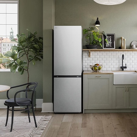 LG Kühl-Gefrierkombination GBV5140AMB in Edelstahl-Optik, integriert in eine moderne, grüne Küche, demonstriert ihr elegantes Flat Door Design.