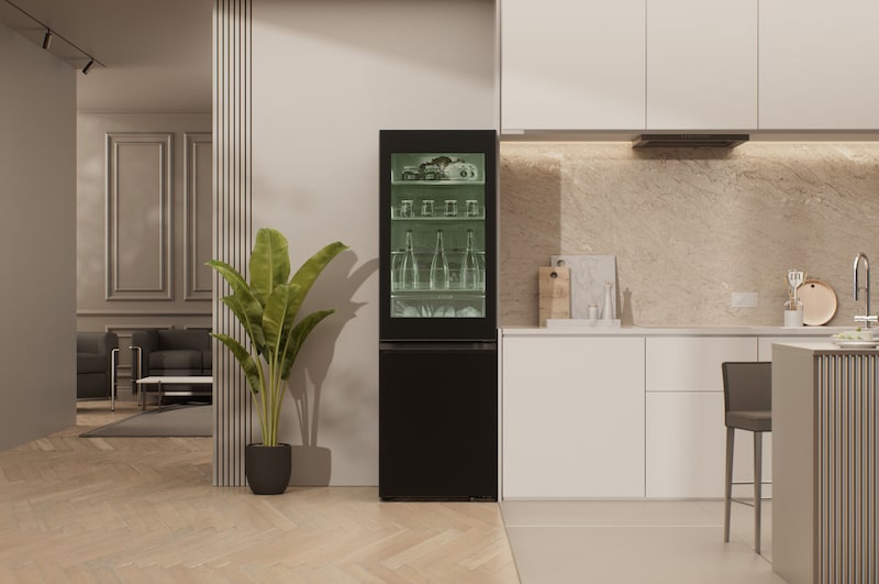 LG InstaView Kühl-Gefrierkombination GBG5160CEV in Essence Black Steel in einer modernen, offenen Küche, die elegantes Design und Instaview-Funktion hervorhebt.