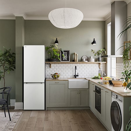LG Kühl-Gefrierkombination GBV3100CSW in Weiß, integriert in eine moderne, grüne Küche, demonstriert ihr elegantes Flat Door Design.