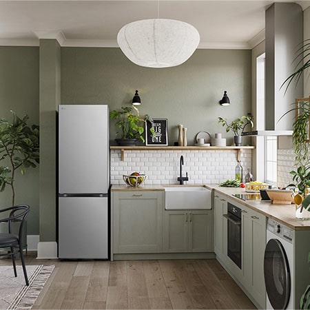 LG Kühl-Gefrierkombination GBV5140CPY in Prime Silver, integriert in eine moderne, naturinspirierte Küche, demonstriert ihr elegantes Flat Door Design.