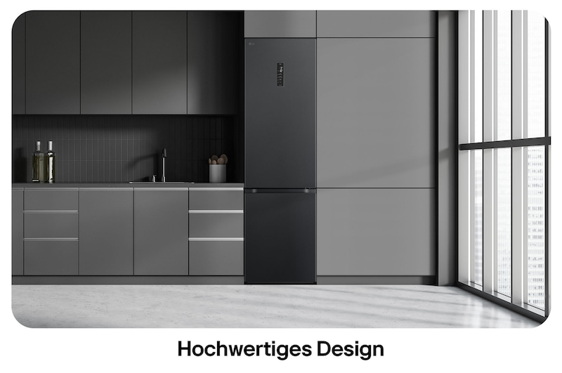 LG Kühl-Gefrierkombination GBV7270BEV in Essence Black Steel, zeigt das 203 cm hohe Flat Door Design und die nahtlose Integration in die dunkelgraue Küche.
