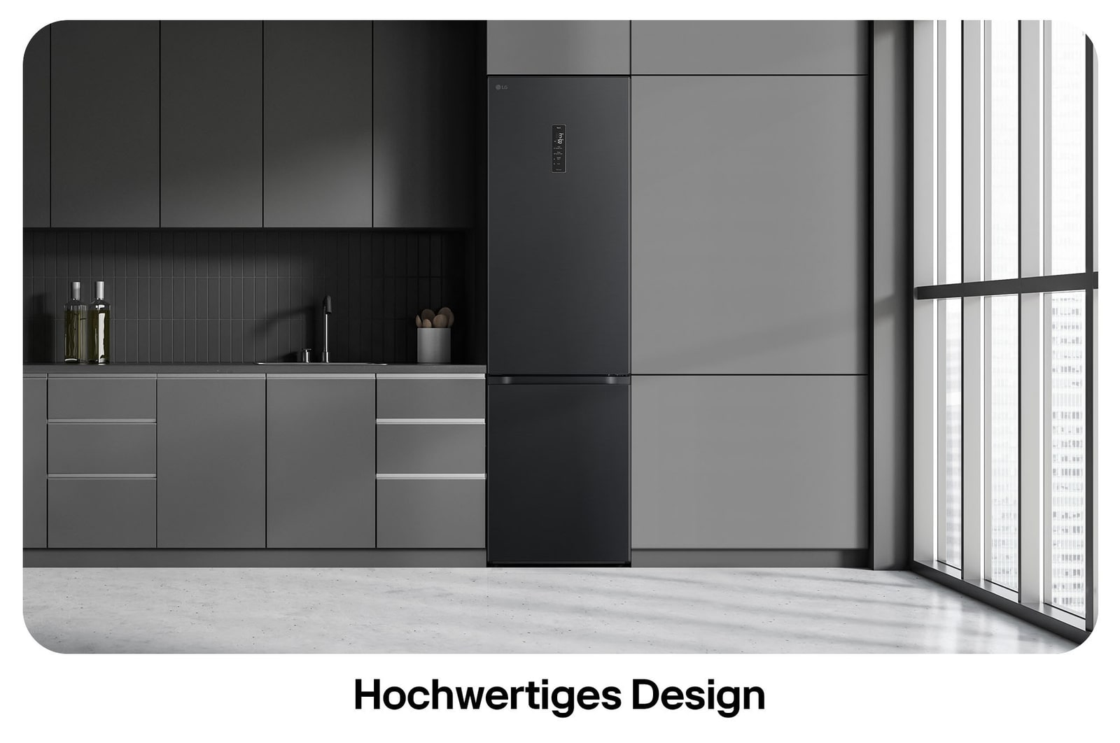 LG Kühl-Gefrierkombination GBV5250CEP in Essence Matte Black, zeigt das 203 cm hohe Flat Door Design und die nahtlose Integration in die dunkelgraue Küche.