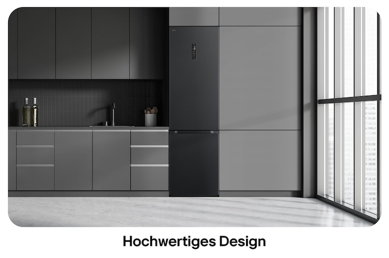 LG Kühl-Gefrierkombination GBV5250CEP in Essence Matte Black, zeigt das 203 cm hohe Flat Door Design und die nahtlose Integration in die dunkelgraue Küche.