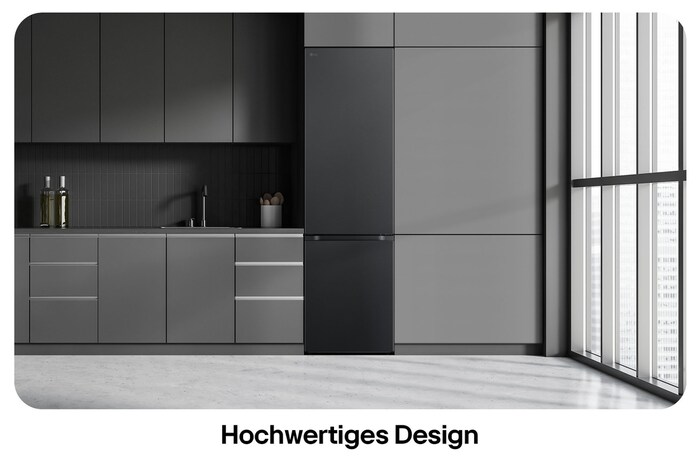 LG Kühl-Gefrierkombination GBV7280AEV in Essence Black Steel, zeigt das 203 cm hohe Flat Door Design und die nahtlose Integration in die dunkelgraue Küche.