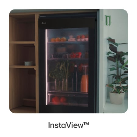 LG InstaView Kühl-Gefrierkombination GBG7190CEV in Essence Black Steel, die durch das beleuchtete Fenster den vollen Inhalt zeigt, um Energie zu sparen.