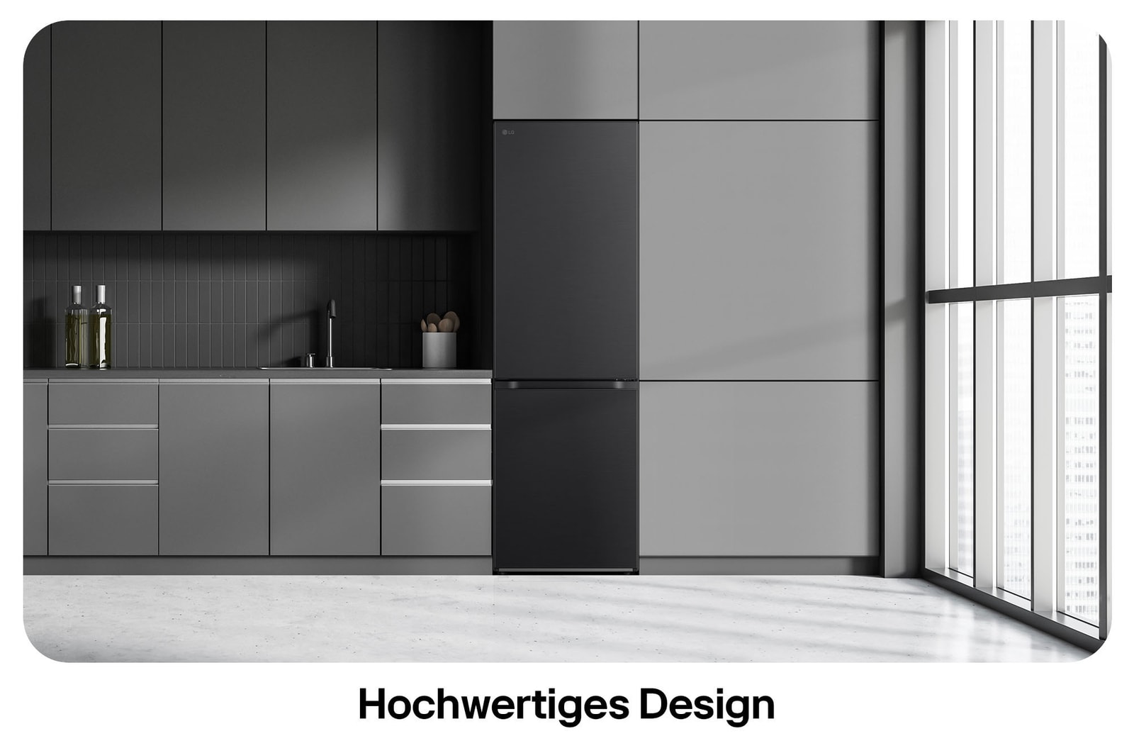 LG Kühl-Gefrierkombination GBV3100CEP in mattem Schwarz, zeigt das Modern Flat Door Design und die nahtlose Integration in die dunkelgraue Küchenzeile.