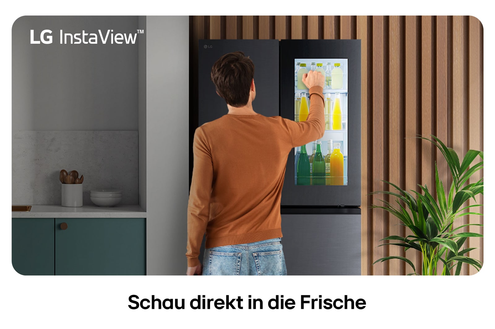 LG Multi-Door Kühlschrank GMG961EVKE in mattem Schwarz, mit der InstaView™ Door-in-Door®-Funktion, wobei eine Person Getränke aus dem leicht zugänglichen Fach entnimmt.