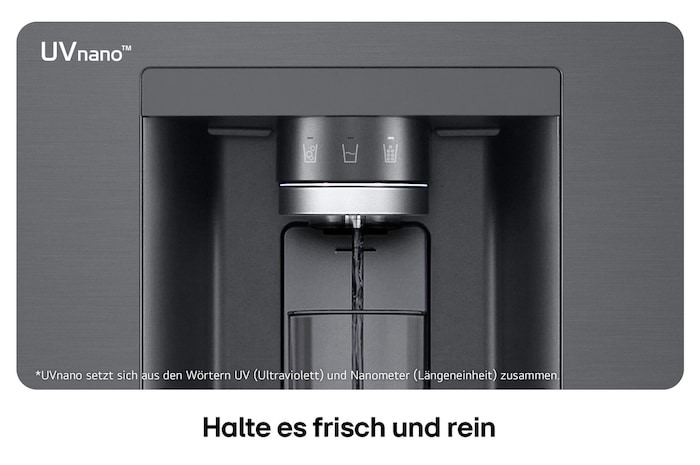 Nahaufnahme des Wasserspenders vom LG Multi-Door Kühlschrank GMG961EVKE in mattem Schwarz-Stahl, mit der UVnano™-Technologie, die die Wasserdüse mit UV-Licht reinigt.