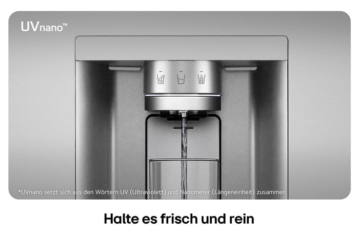 Nahaufnahme des Wasserspenders vom LG Multi-Door Kühlschrank GML960PYFE in Silber, mit der UVnano™-Technologie, die die Wasserdüse mit UV-Licht reinigt.