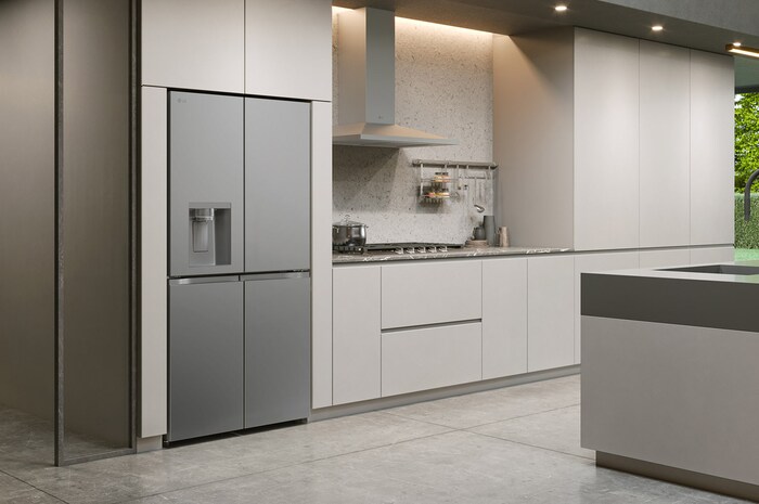 LG Multi-Door Kühlschrank GML960PYFE in silberner Optik, elegant integriert in eine moderne, helle Küche mit minimalistischen, beigefarbenen Schränken.