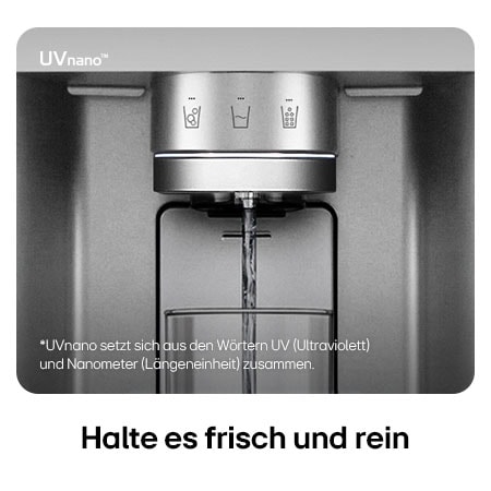 Nahaufnahme des Wasserspenders vom LG Multi-Door Kühlschrank GML960PYFE in Silber, mit der UVnano™-Technologie, die die Wasserdüse mit UV-Licht reinigt.