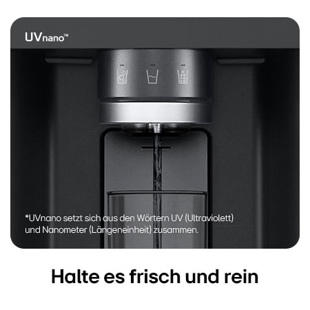 Nahaufnahme des Wasserspenders vom LG Multi-Door Kühlschrank GMG761EPAE in Schwarz, mit der UVnano™-Technologie, die die Wasserdüse mit UV-Licht reinigt.