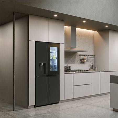 LG Multi-Door Kühlschrank GMG761EPAE in matter schwarzer Ausführung, integriert in eine moderne, minimalistische Küche mit hellgrauen Schränken und Unterschränken.