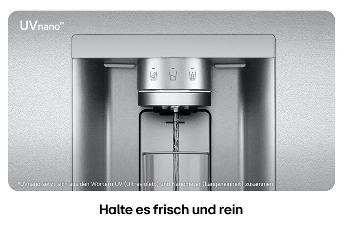 Nahaufnahme des Wasserspenders vom LG Multi-Door Kühlschrank GMG761MBAE in Edelstahl-Optik, mit der UVnano™-Technologie, die die Wasserdüse mit UV-Licht reinigt.
