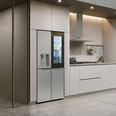 LG Multi-Door Kühlschrank GMG761MBAE in Edelstahl-Optik, integriert in eine moderne, helle Küche mit minimalistischen Schränken.