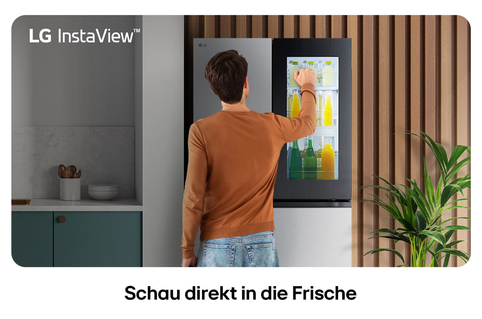 LG Multi-Door Kühlschrank GMG960MBJE in Edelstahl-Optik, mit der InstaView™ Door-in-Door®-Funktion, wobei eine Person Getränke aus dem leicht zugänglichen Fach entnimmt.