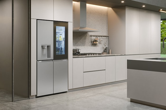 LG Multi-Door Kühlschrank GMG960MBJE in Edelstahl-Optik, integriert in eine moderne, helle Küche mit minimalistischen Schränken.