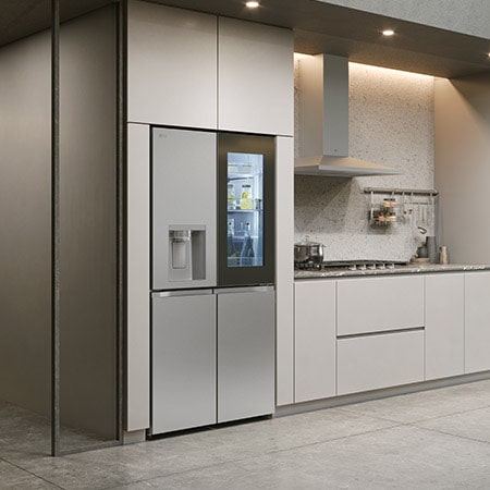 LG Multi-Door Kühlschrank GMG960MBJE in Edelstahl-Optik, integriert in eine moderne, helle Küche mit minimalistischen Schränken.