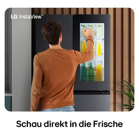 LG Multi-Door Kühlschrank GMG960EVJE in mattem Schwarz, mit der InstaView™ Door-in-Door®-Funktion, wobei eine Person Getränke aus dem leicht zugänglichen Fach entnimmt.
