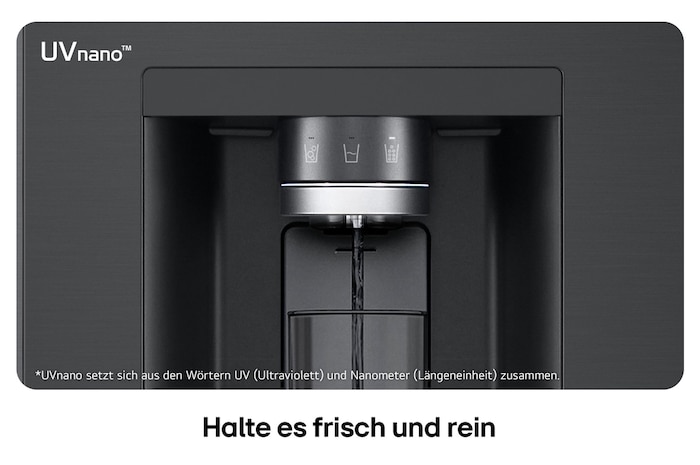 Nahaufnahme des Wasserspenders vom LG Multi-Door Kühlschrank GML861EPPE in Schwarz, mit der UVnano™-Technologie, die die Wasserdüse mit UV-Licht reinigt.