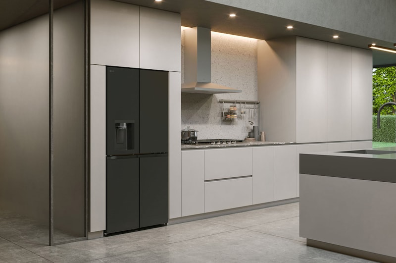 LG Multi-Door Kühlschrank GML861EPPE in matter schwarzer Ausführung, integriert in eine moderne, minimalistische Küche mit hellgrauen Schränken und Unterschränken.