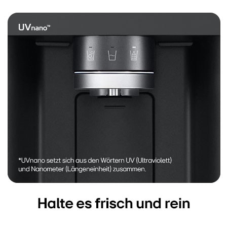 Nahaufnahme des Wasserspenders vom LG Multi-Door Kühlschrank GML861EPPE in Schwarz, mit der UVnano™-Technologie, die die Wasserdüse mit UV-Licht reinigt.
